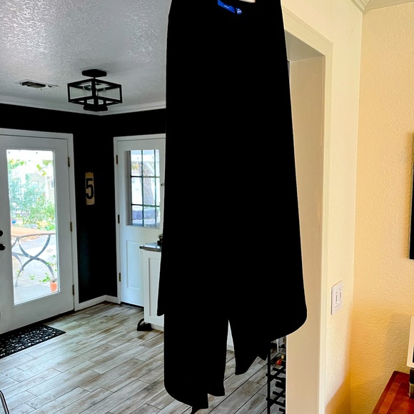 APT 9 Throw in Black - Picture 1 of 4